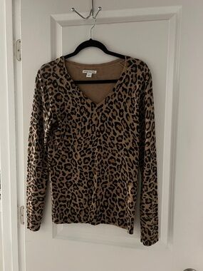 Amazon Essentials Leopard Print V-Neck Sweater in Tan and Black